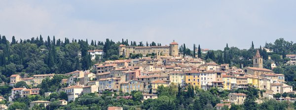 Peut-on trouver une maison de vacances en Provence avec des cours de cuisine et des visites de vignobles?